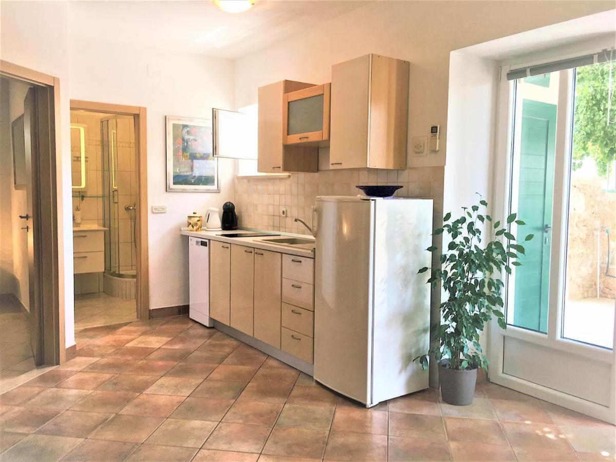 Apartments Obala Бол Екстериор снимка