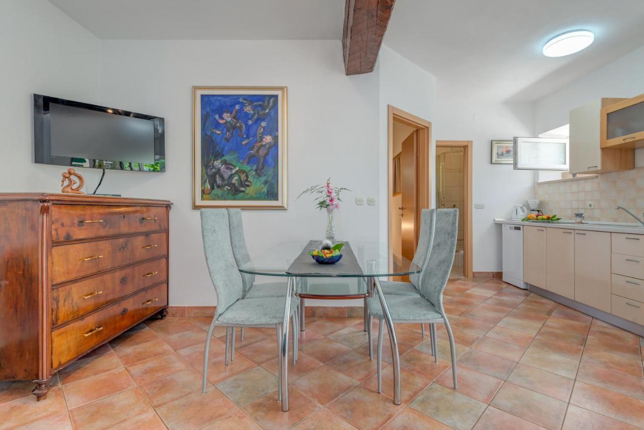 Apartments Obala Бол Екстериор снимка