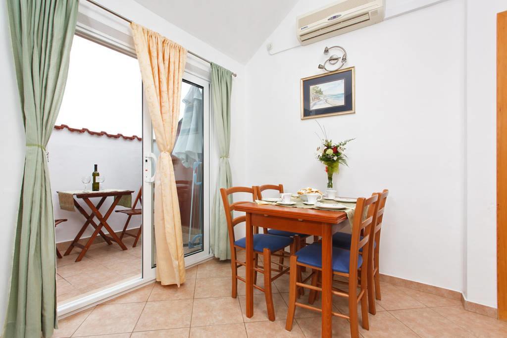 Apartments Obala Бол Екстериор снимка