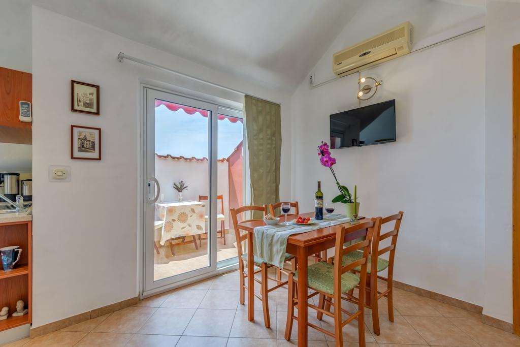 Apartments Obala Бол Екстериор снимка